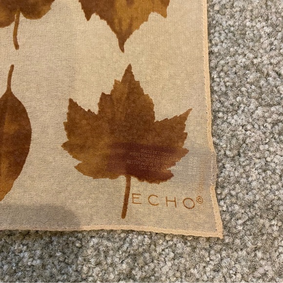 Echo 100% silk scarf fall leaves - Picture 4 of 4